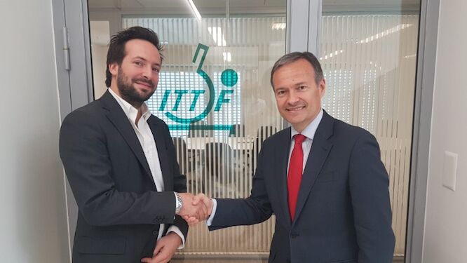  ITTF Secretary General Raul CALIN (Right) and ITA DIrector General, Benjamin COHEN (Left) in Lausanne after signing the agreement. 