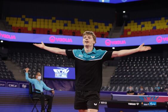 This table tennis player shows that “nothing is impossible